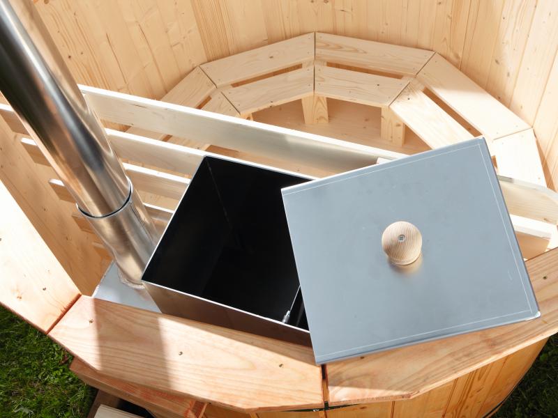 Wolff Finnhaus Badebottich Hot Tub de luxe Eiche mit weißem GFK-Einsatz, integriertem Außenofen