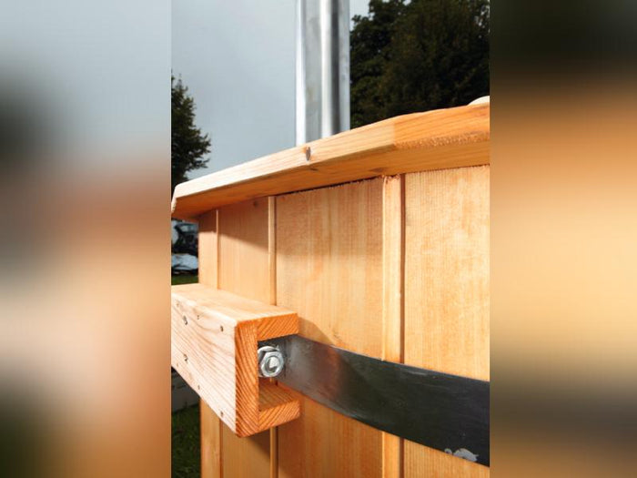 Wolff Finnhaus Badebottich Hot Tub de luxe Eiche mit weißem GFK-Einsatz, integriertem Außenofen