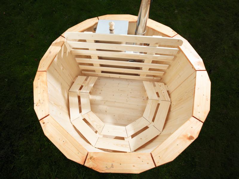 Wolff Finnhaus Badebottich Hot Tub de luxe Dunkelgrau mit grauem GFK-Einsatz, integriertem Außenofen