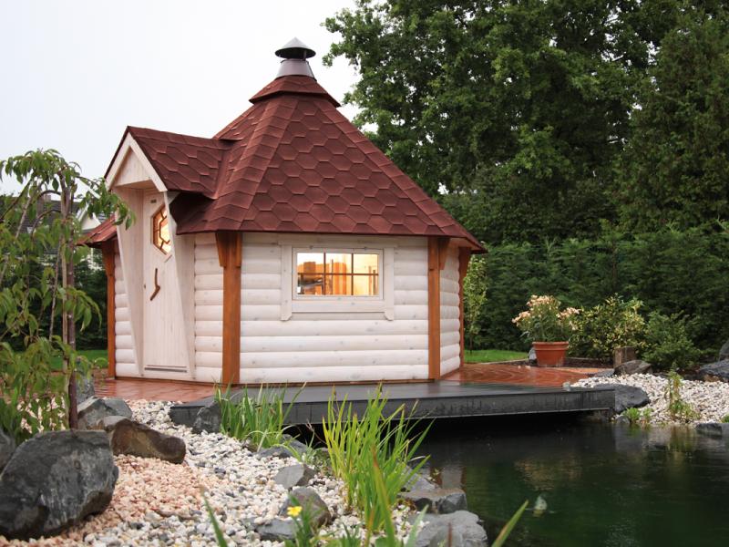 Wolff Finnhaus Grillkota 9 de luxe inkl. rote Dachschindeln und Grillanlage