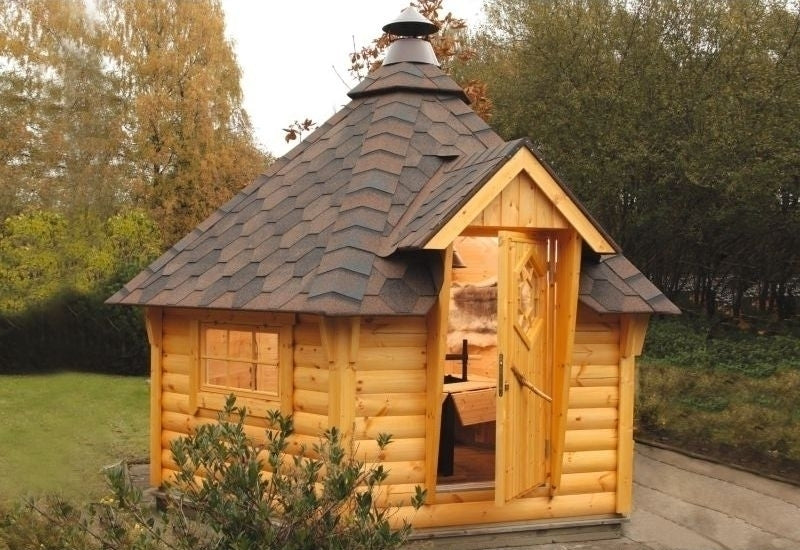 Wolff Finnhaus Grillkota 9 de luxe inkl. schwarzen Dachschindeln