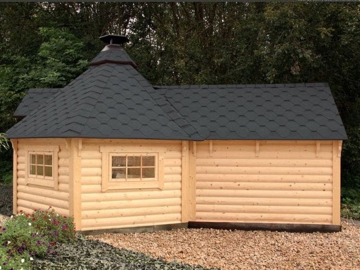 Wolff Finnhaus Grillkota 9 de Luxe mit Saunaanbau und schwarzen Schindeln