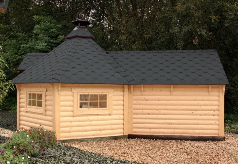 Wolff Finnhaus Grillkota 9 de Luxe mit Saunaanbau und schwarzen Schindeln