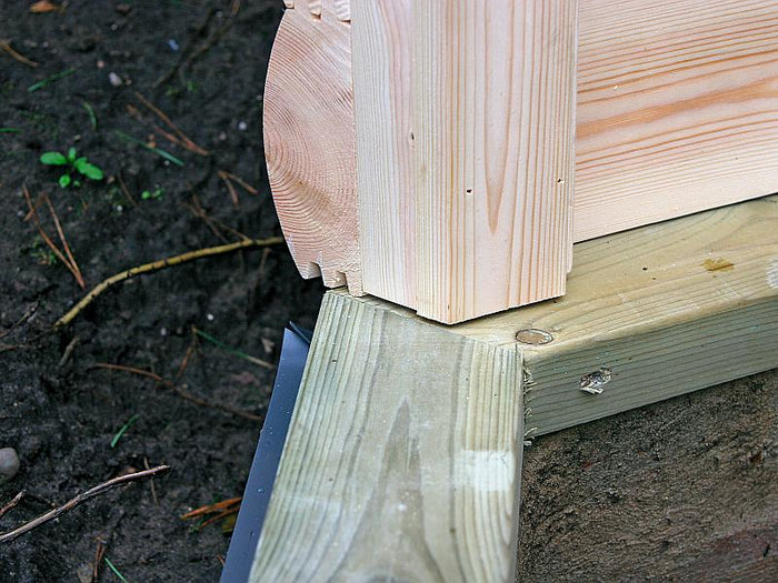 Wolff Finnhaus Grillkota Basic 9 mit Grillanlage schwarze Schindeln und rundem Tisch