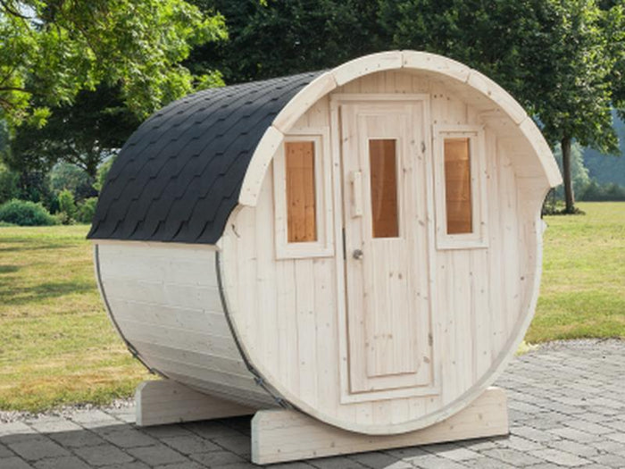 Wolff Finnhaus Saunafass 230 basic montiert mit schwarzen Dachschindeln