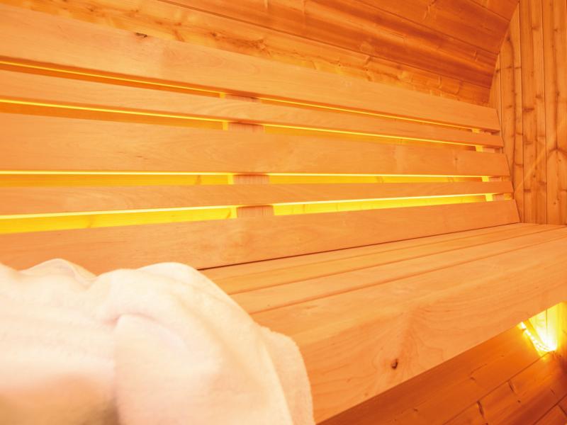 Wolff Finnhaus Saunafass 280 de luxe montiert DS schwarz Anstrich Hellgrau