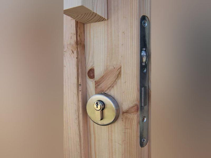 Wolff Finnhaus Saunafass 280 de luxe montiert DS schwarz Anstrich Hellgrau