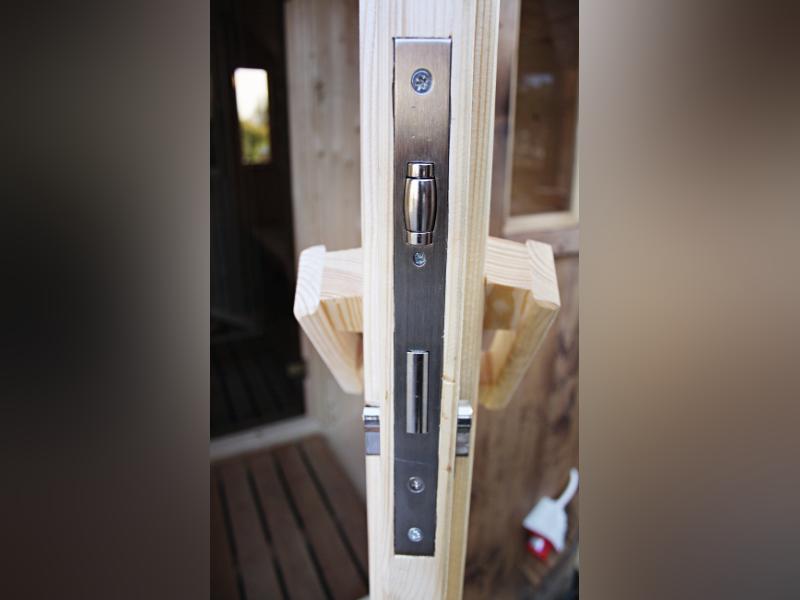 Wolff Finnhaus Saunafass 280 de luxe montiert DS schwarz Anstrich Hellgrau