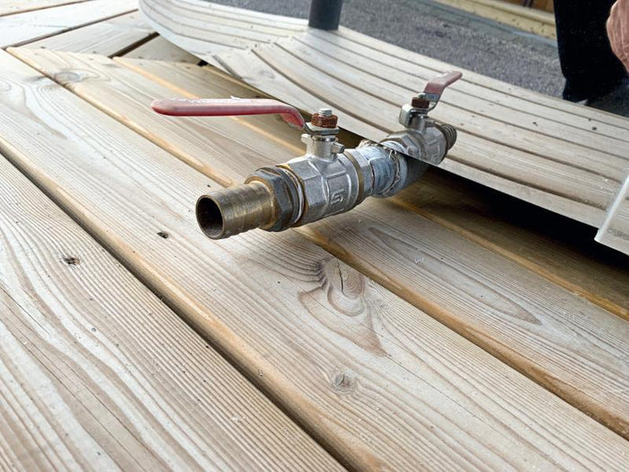 Wolff Finnhaus Badebottich Hot Tub de luxe Eiche mit weißem GFK-Einsatz, integriertem Außenofen