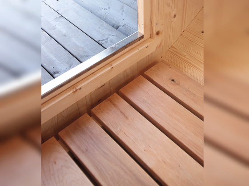 Wolff Finnhaus Saunafass Basic 250 montiert DS schwarz Anstrich Hellgrau